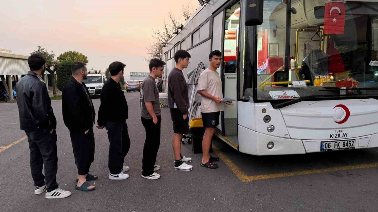 Düzce'de Hafız Hasan Şen Yurdu öğrencilerinden Kızılay'a kan bağışı