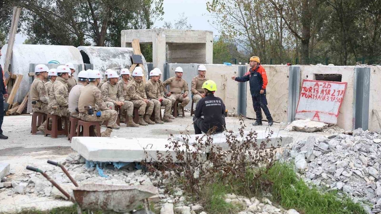 Düzce'de jandarma komandolar ve afet destek personeli eğitimi; Vali Selçuk Aslan ziyareti