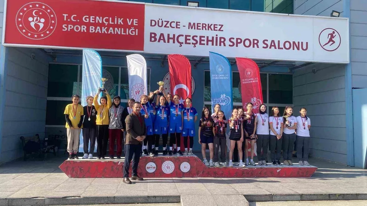 Düzce'de kros heyecanı: 75 sporcu finale ulaşmak için yarıştı
