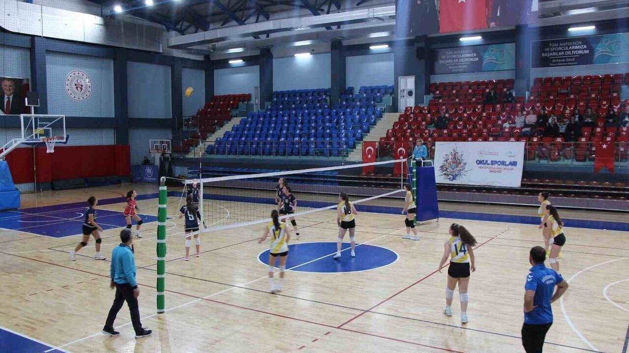 Düzce'de Küçük Kızlar Voleybol Müsabakaları Bahçeşehir Spor Kompleksi'nde Başladı