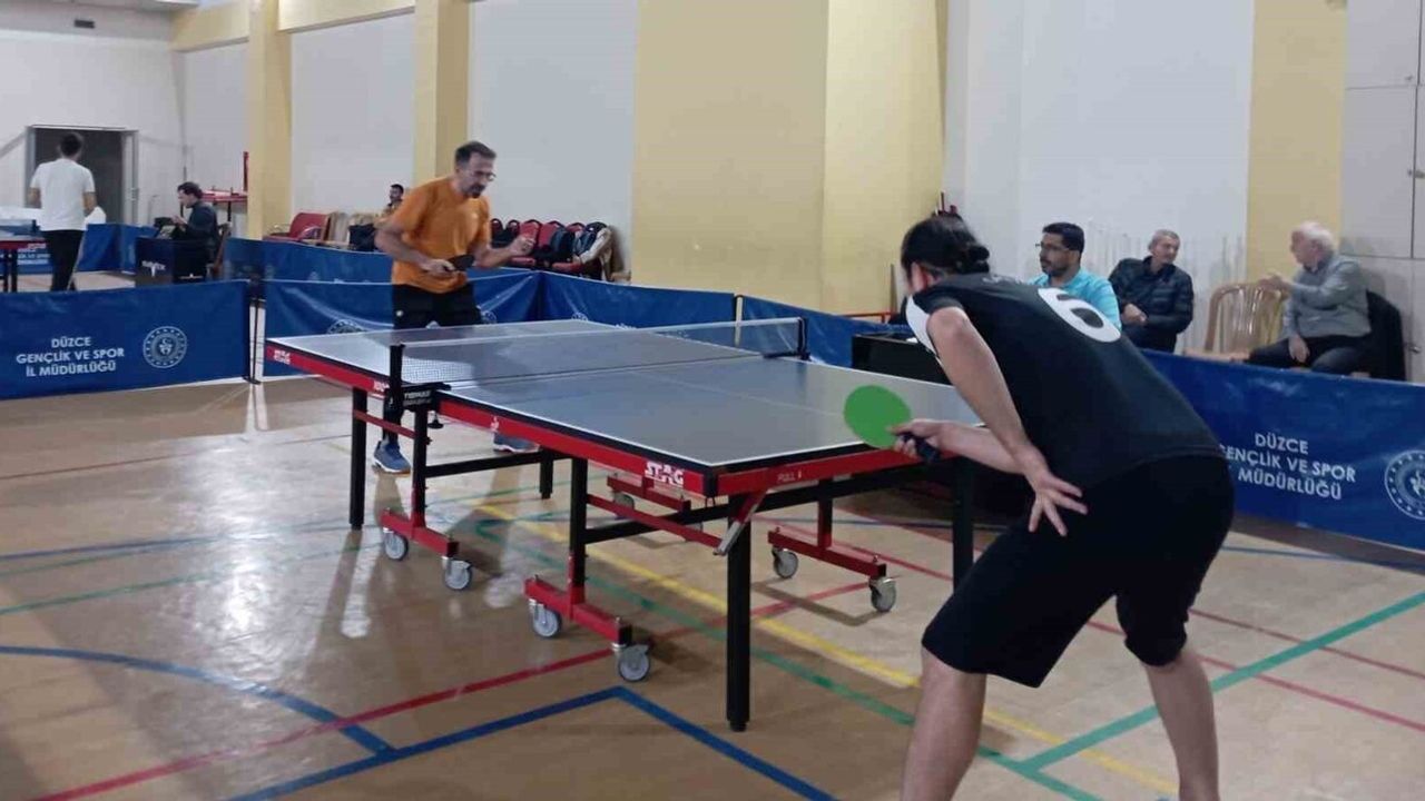 Düzce'de Öğretmenler Günü Masa Tenisi Turnuvası'nda kazananlar açıklandı