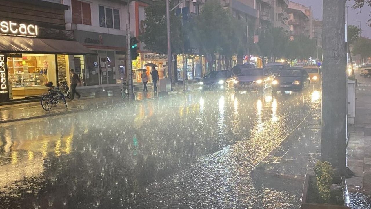Düzce'de Sağanak: Gümüşova'ya Metrekareye 15,7 Kilogram Yağış Düştü