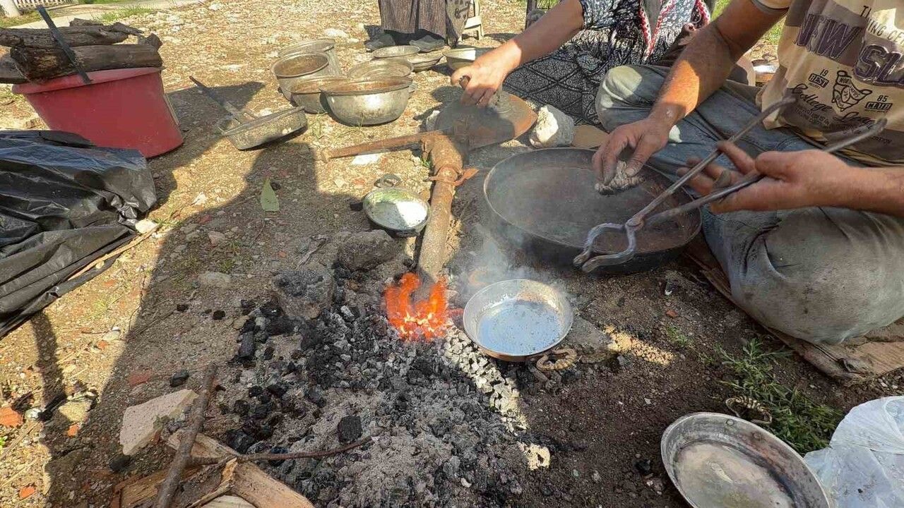Düzce'de sokakta kalaycılık: Umut ve Elmas Çakır aile geleneğini sürdürüyor