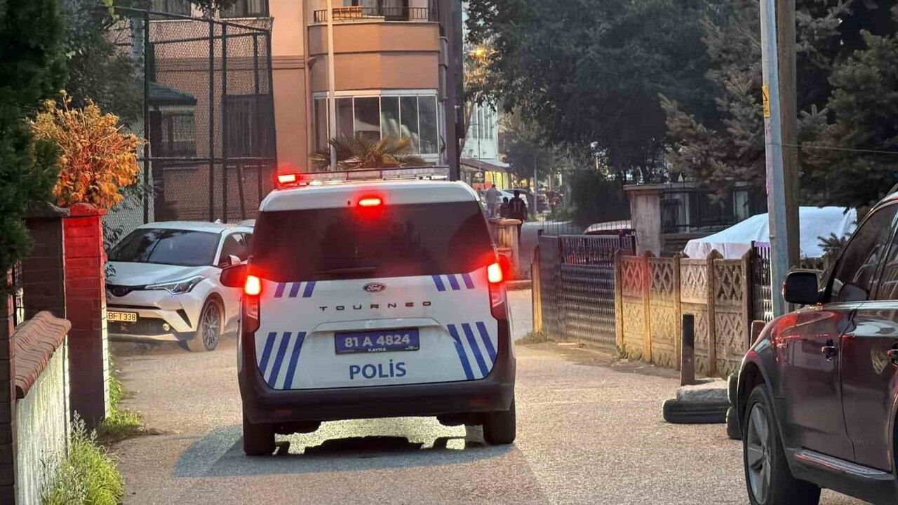 Düzce'de şüpheli çanta alarmı: Şerefiye Mahallesi'nde valizden kıyafet çıktı