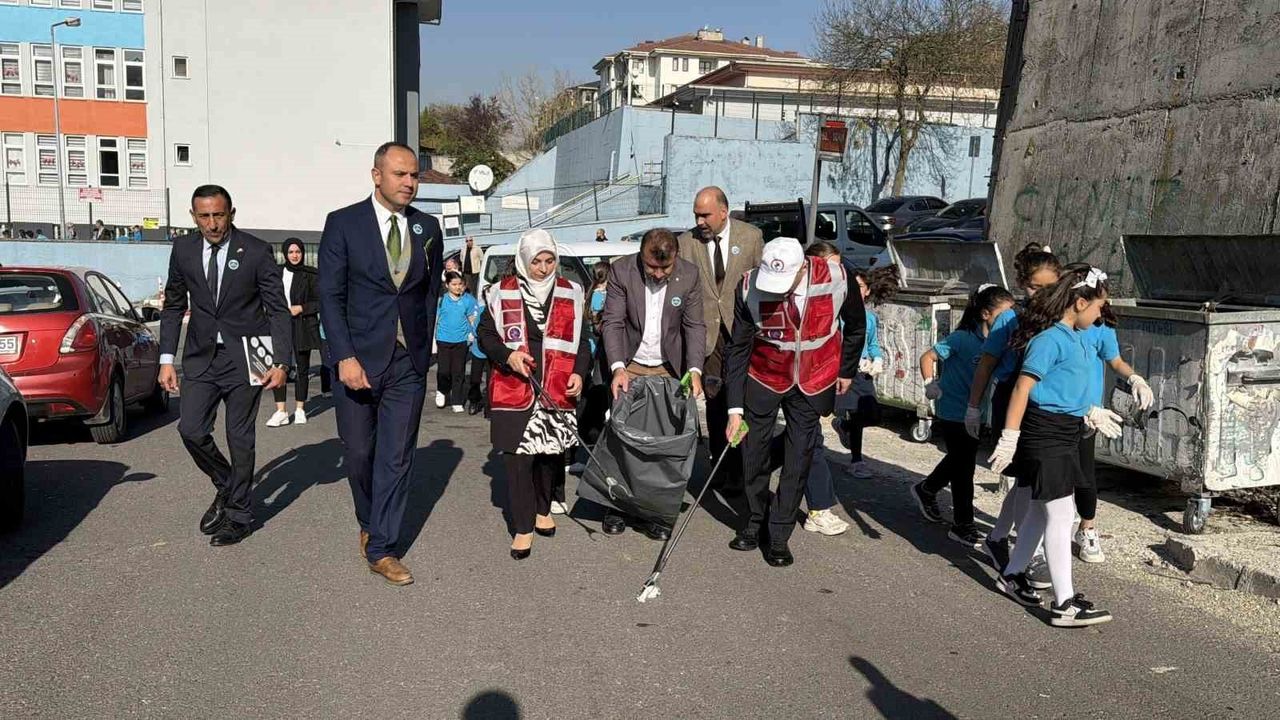 Düzce'de 'Temiz Şehir Düzce' kampanyası ilkokullara uzandı: 23 Nisan İlkokulu'nda tiyatro ve temizlik etkinliği