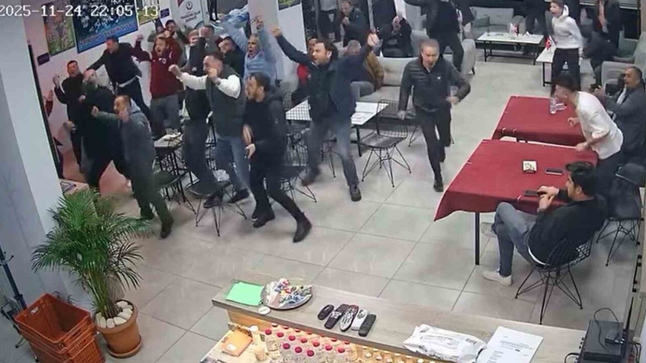 Düzce'de Trabzonspor taraftarları Muçi'nin 90+11 golüyle büyük sevinç yaşadı