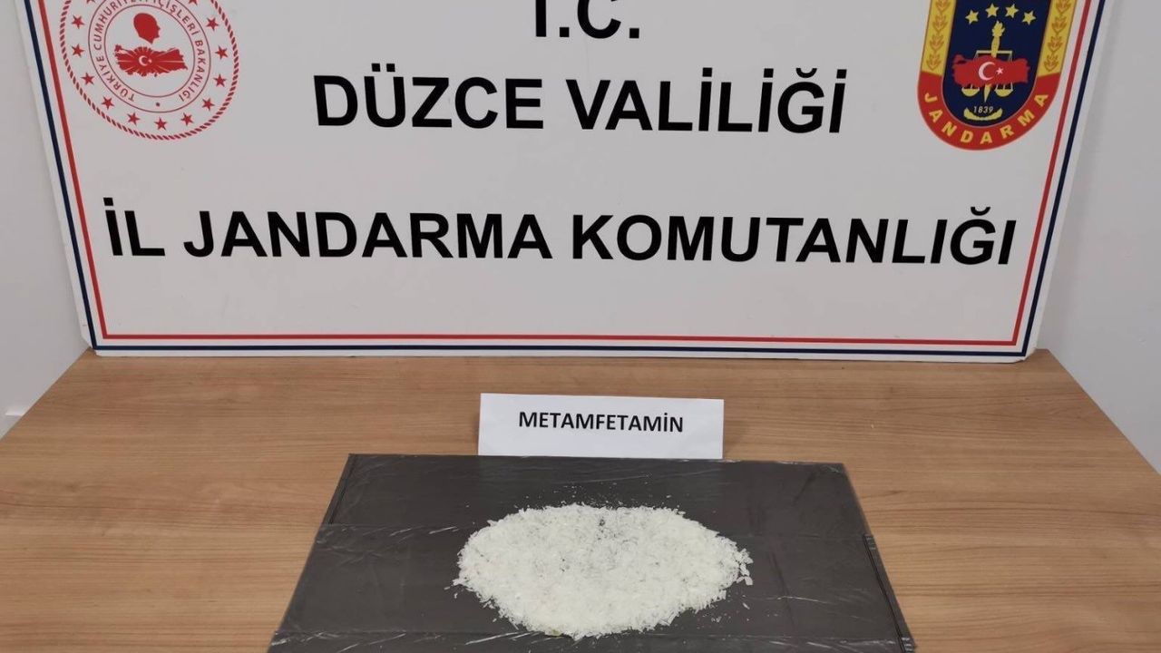 Düzce'de uyuşturucu operasyonu: Taşıyıcı M.G. ve satıcı D.G. yakalandı