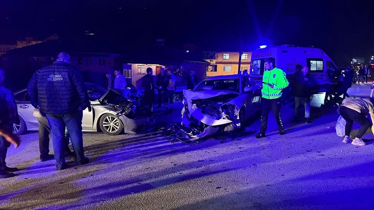 Düzce Gölyaka’da İki Otomobilin Çarpışması: 7 Kişi Yaralandı