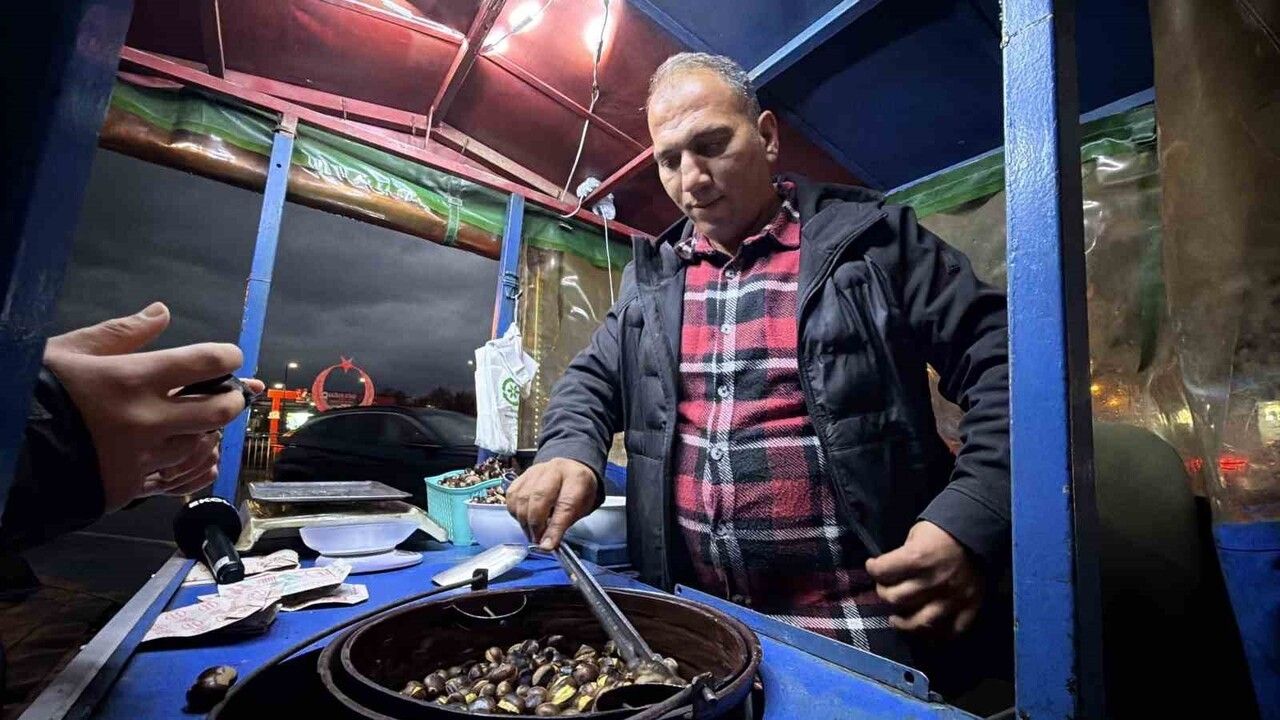 Düzce'nin Coğrafi İşaretli Kuzu Kestanesi Sokak Tezgahlarında Yerini Aldı