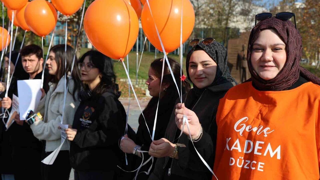 Düzce Üniversitesi'nde 25 Kasım Anması: Genç KADEM'in Turuncu Balon Etkinliği