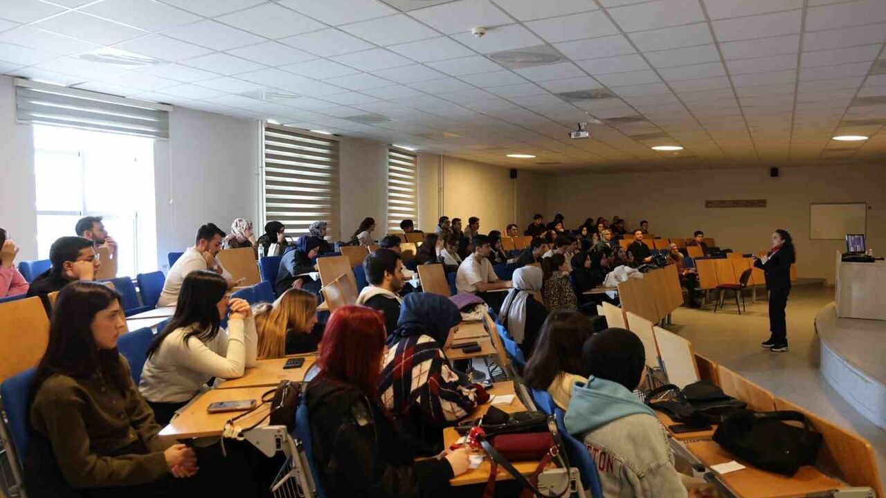 Düzce Üniversitesi'nde 'Liderlik ve Takım Yönetimi 4.0' eğitimi: Liderliğin günümüzdeki rolü ve öğrencilere katkıları