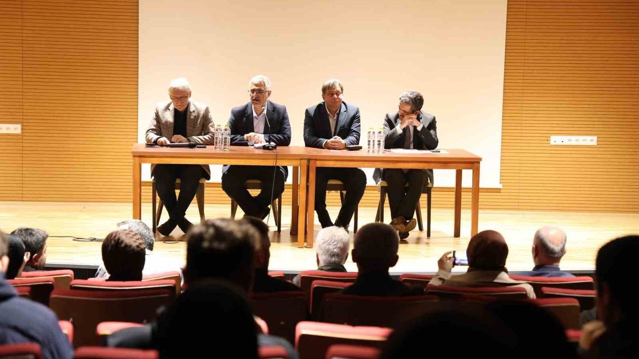 Düzce Üniversitesi'nde 'Mevlid-i Nebi Yılı: Bir Değer Olarak Merhamet' paneli düzenlendi