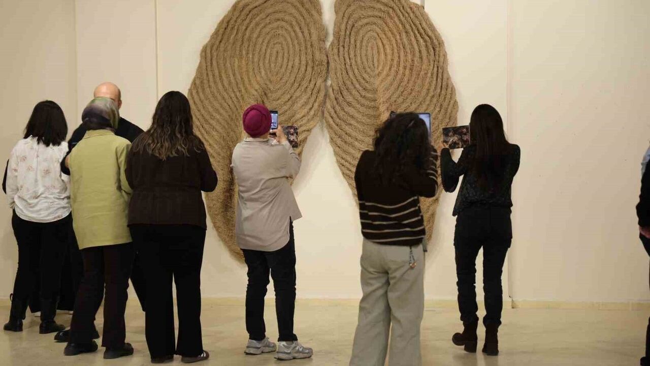 Düzce Üniversitesi'nde Zeynep Gürler’in 'İçinde Bir Şey' Sergisi Açıldı