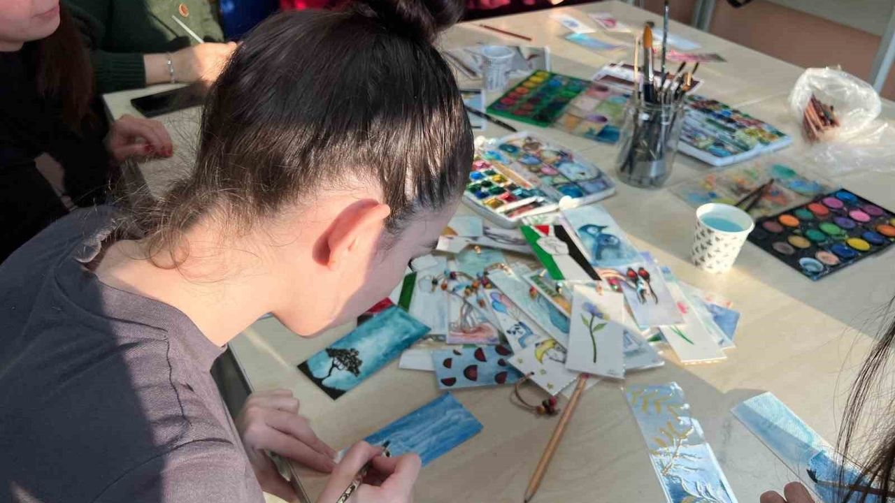 Düzce Üniversitesi öğrencileri sulu boya atölyesinde kendi kitap ayraçlarını tasarladı