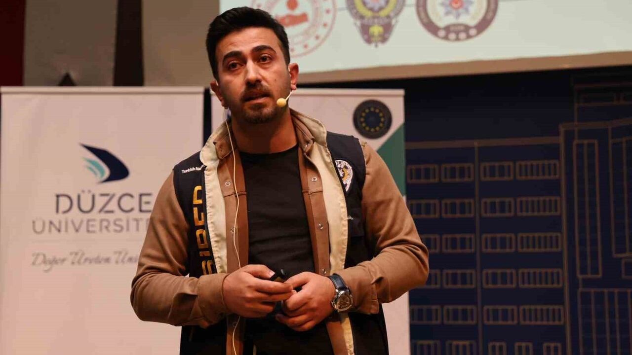 Düzce ve Sakarya Üniversiteleri 'Siber Zorbalıkla Mücadelede Sen De Varsın' Eğitimi Düzenledi