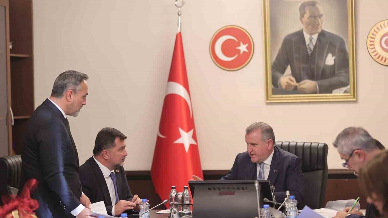 Düzce’ye spor yatırımı: Gümüşova’ya yarı olimpik havuz, Boğaziçi’ne kapalı halı saha