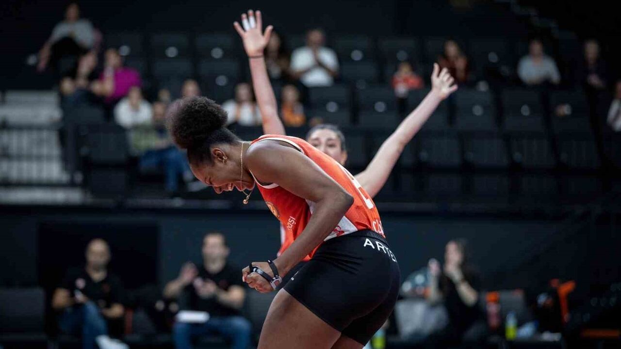 Eczacıbaşı Dynavit, Şampiyonlar Ligi C Grubu'na 3-0 galibiyetle başladı