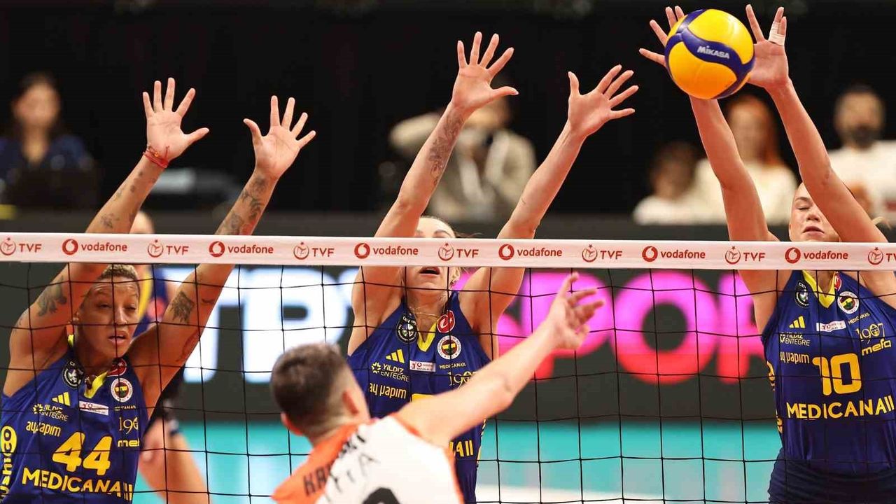 Eczacıbaşı Dynavit, Vodafone Sultanlar Ligi 5. haftasında Fenerbahçe Medicana'ya 3-1 mağlup oldu