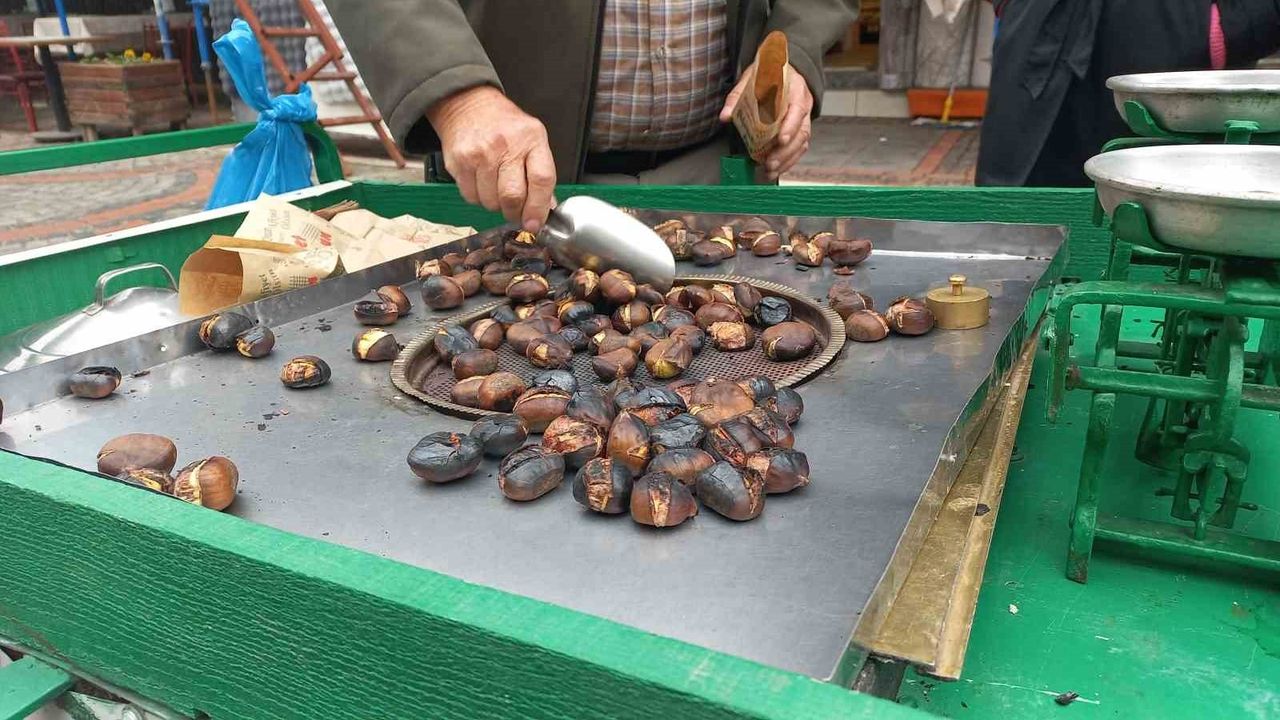 Edirne’de 50 Yıllık Meslek: 73 Yaşındaki Yılmaz Erol’un Kestane Tezgahı