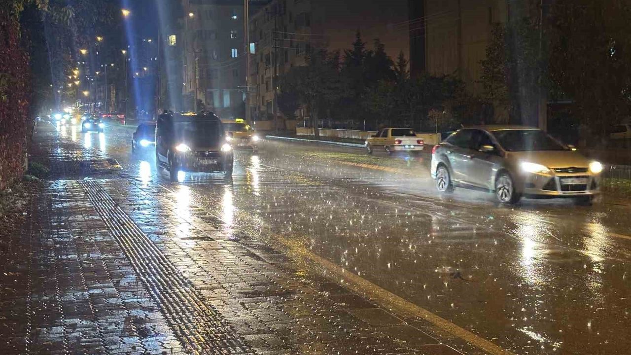 Edirne'de Aniden Başlayan Sağanak Hayatı Olumsuz Etkiledi