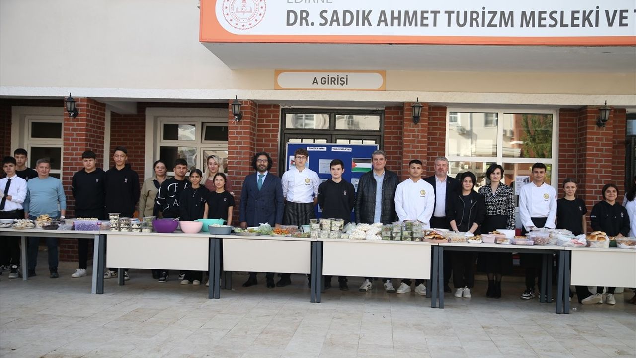 Edirne'de aşçı adayı öğrenciler Gazze yararına kermes düzenledi