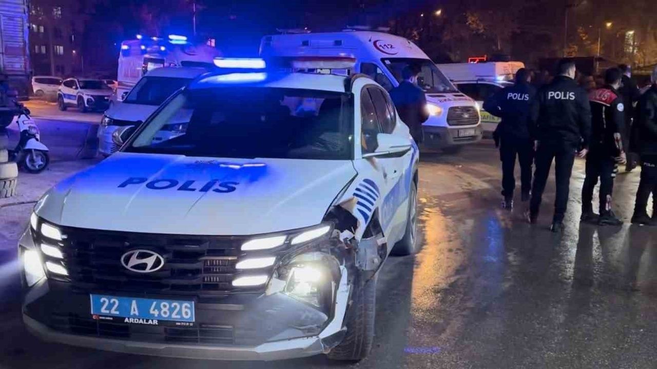 Edirne'de dur ihtarına uymayan motosiklet polis aracına çarptı