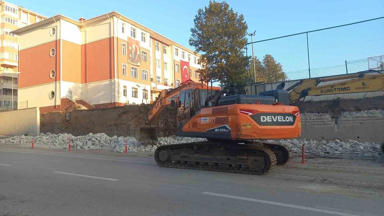 Edirne’de Gazi Osman Paşa Ortaokulu’nun İstinat Duvarı Yenileniyor