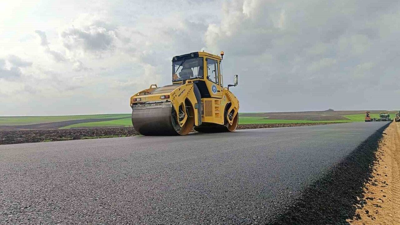 Edirne'de köy yollarında sıcak asfalt dönüşümü: 200 km hedefinin 155 km'si tamamlandı