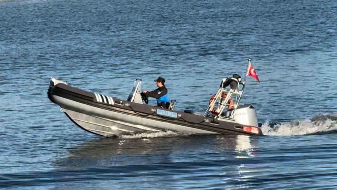 Edirne'de Meriç Nehri'nde Polis ve Jandarmadan Zodyak Botla Ortak Devriye