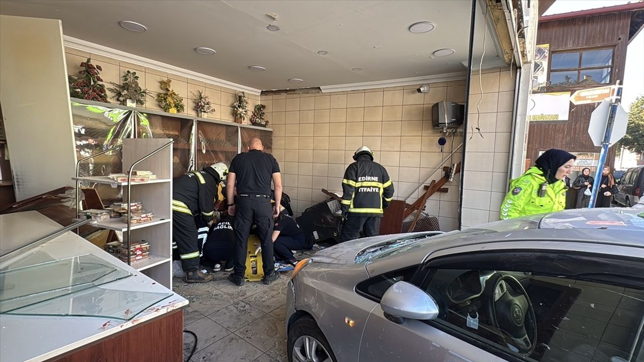Edirne'de otomobil ekmek fırınına girdi: 4 kişi yaralandı