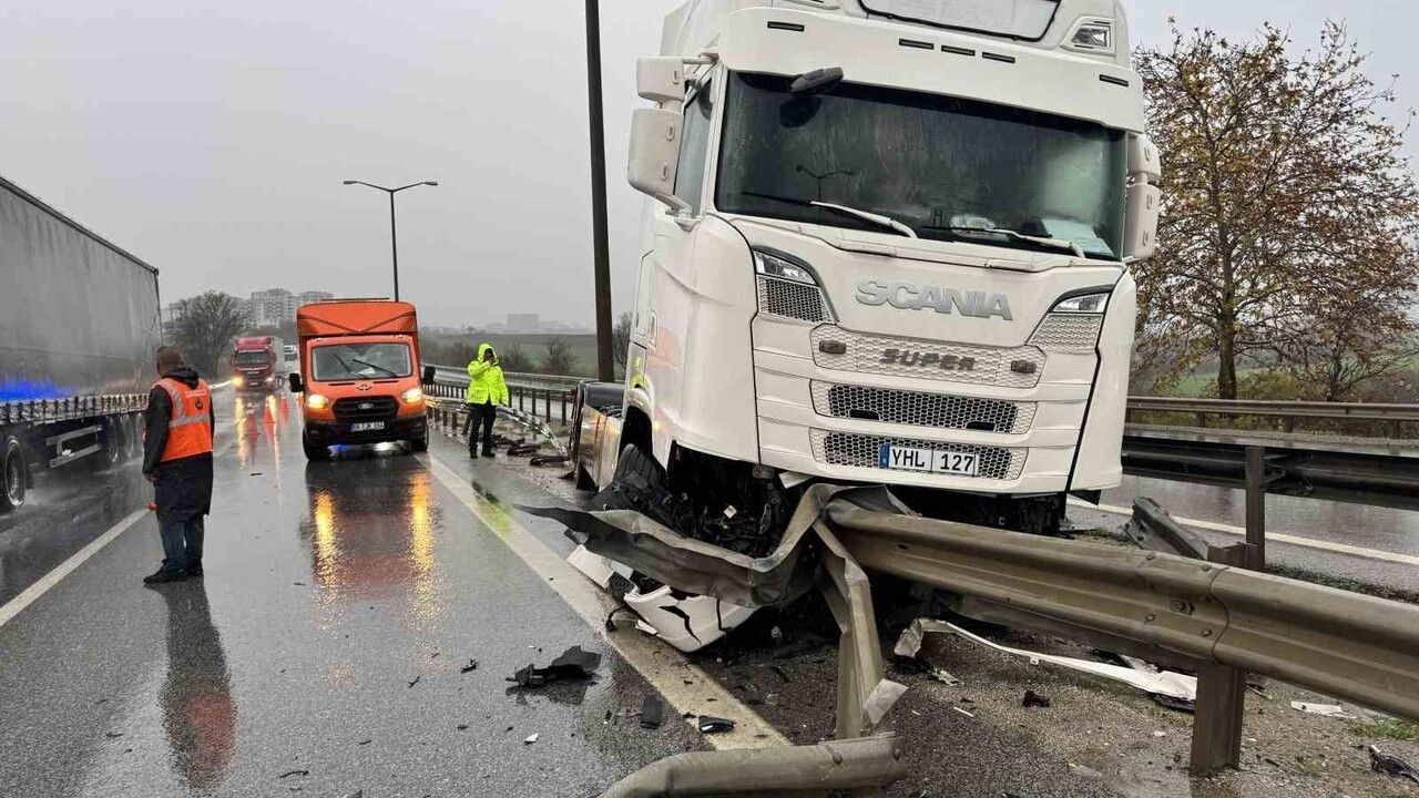 Edirne'de sağanak: Tır bariyere saplandı, sürücü yara almadan kurtuldu