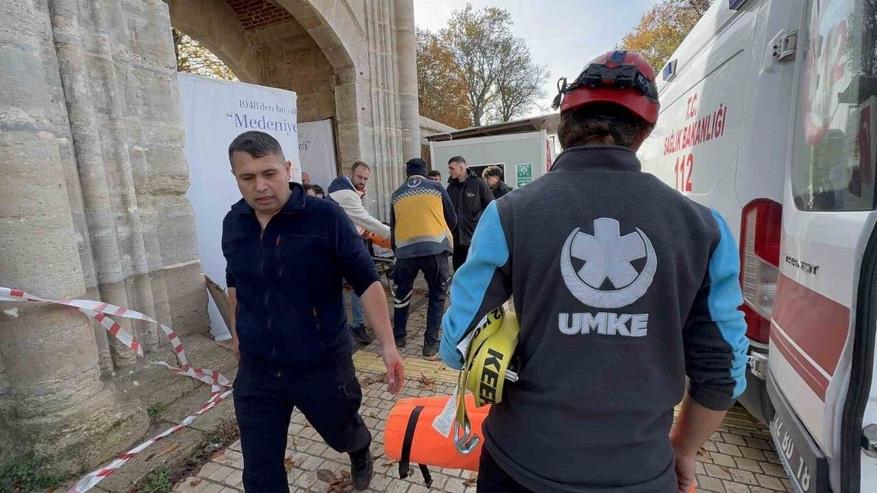 Edirne'de Selimiye Camii restorasyonunda işçi yüksekten düşerek yaralandı