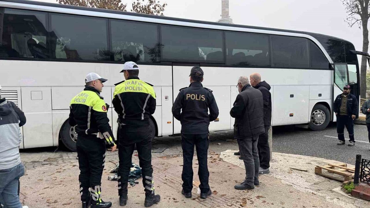 Edirne'de ters yöne giren tur otobüsü refüje çarparak durdu, trafik aksadı