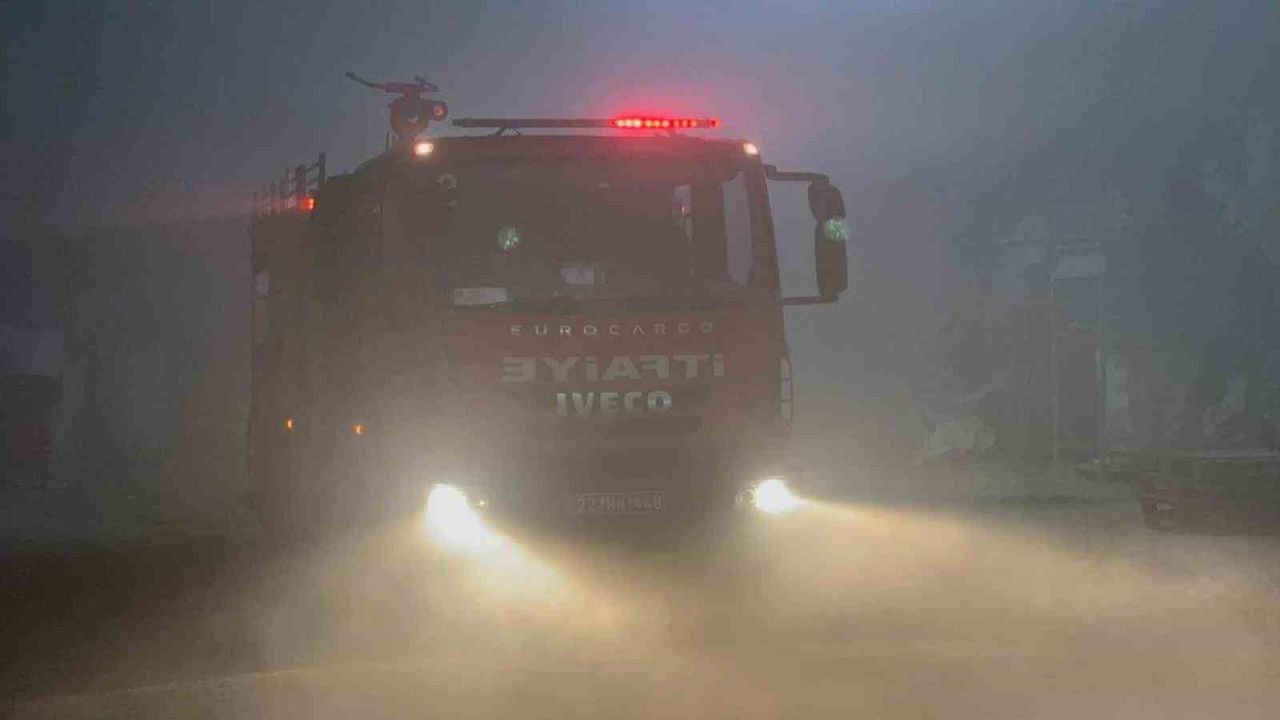 Edirne'de Y.G.'ye ait palet fabrikasında yangın itfaiye tarafından söndürüldü