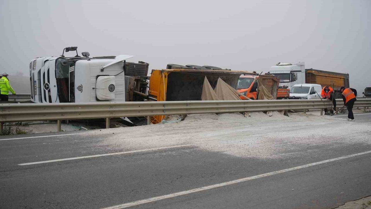 Edirne-Havsa yolunda kum yüklü tır devrildi: Sürücü itfaiye tarafından kurtarıldı, hastaneye sevk edildi