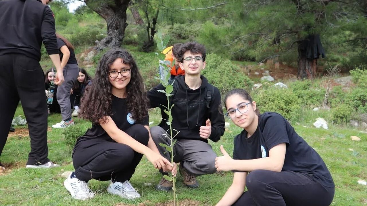 Edremit Anadolu Lisesi öğrencileri Güre Kavurmacılar Mahallesi'nde Hatıra Ormanı için fidan dikti