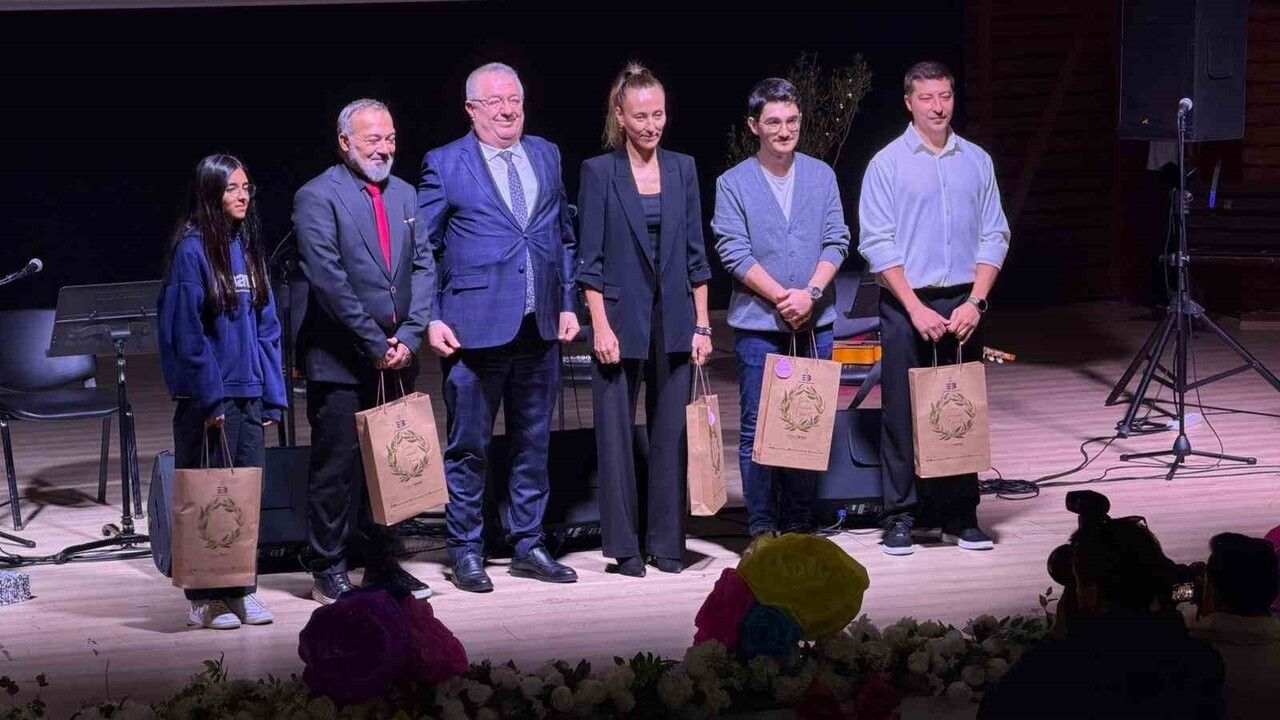 Edremit'te 24 Kasım Öğretmenler Günü törenleri Şehit Hamdibey Meydanı'nda başladı