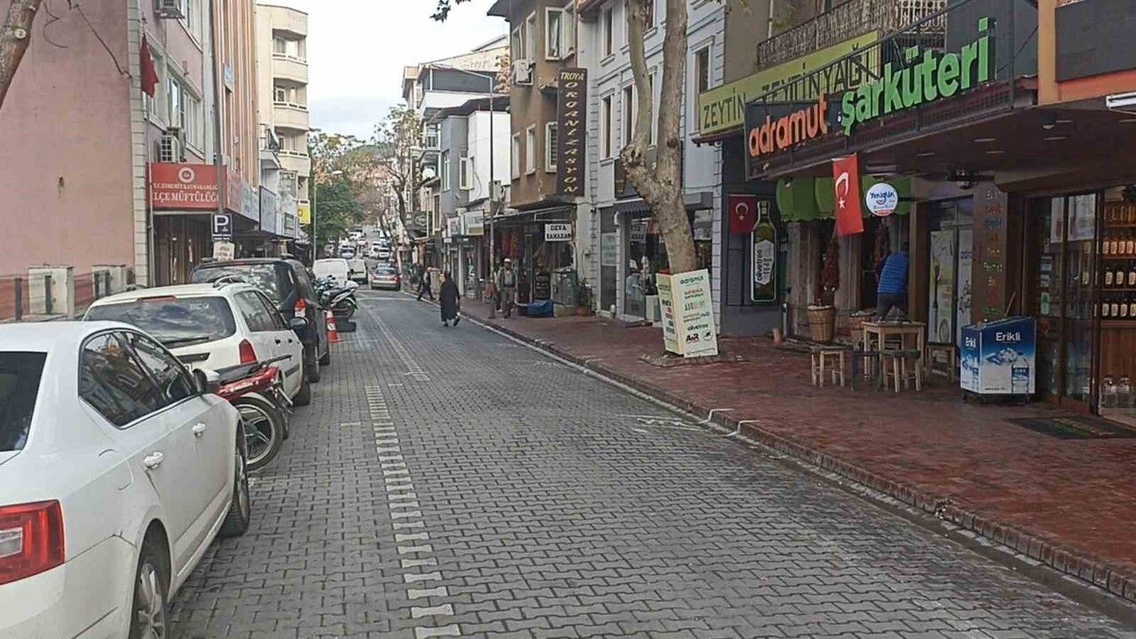 Edremit'te Hürriyet Caddesi'nde Esnafa Silahlı Saldırı — Saldırı Kamerada