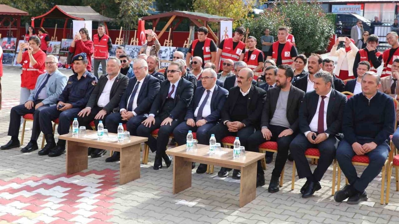 Edremit'te Kızılay Haftası Coşkusu: Eğitimde Bilinçlendirme ve Gösteriler