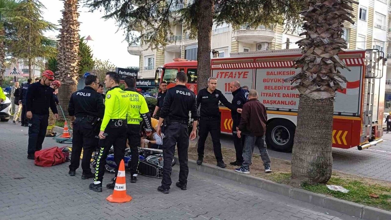Edremit'te motosiklet kazasında ayağı sıkışan sürücü itfaiye tarafından kurtarıldı