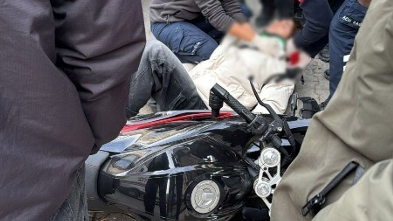 Edremit’te motosiklet ve otomobil çarpıştı: 1 kişi yaralandı