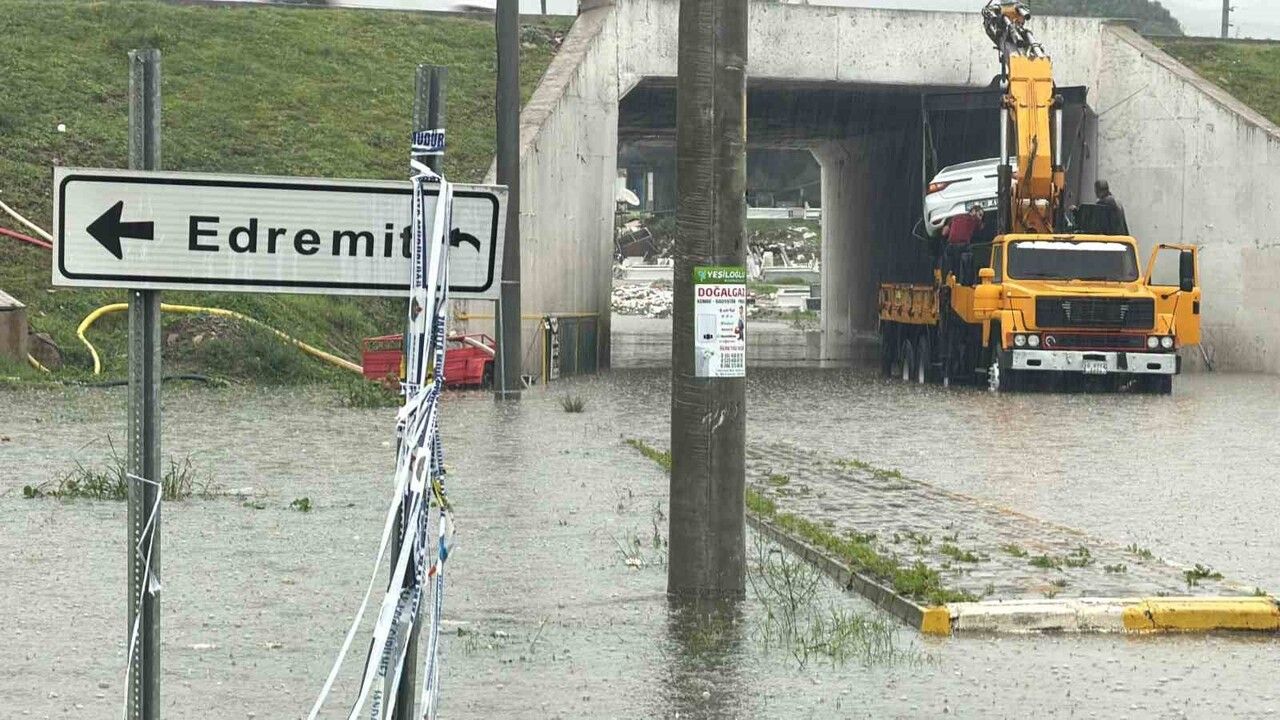 Edremit'te sağanak yağış yaşamı olumsuz etkiledi