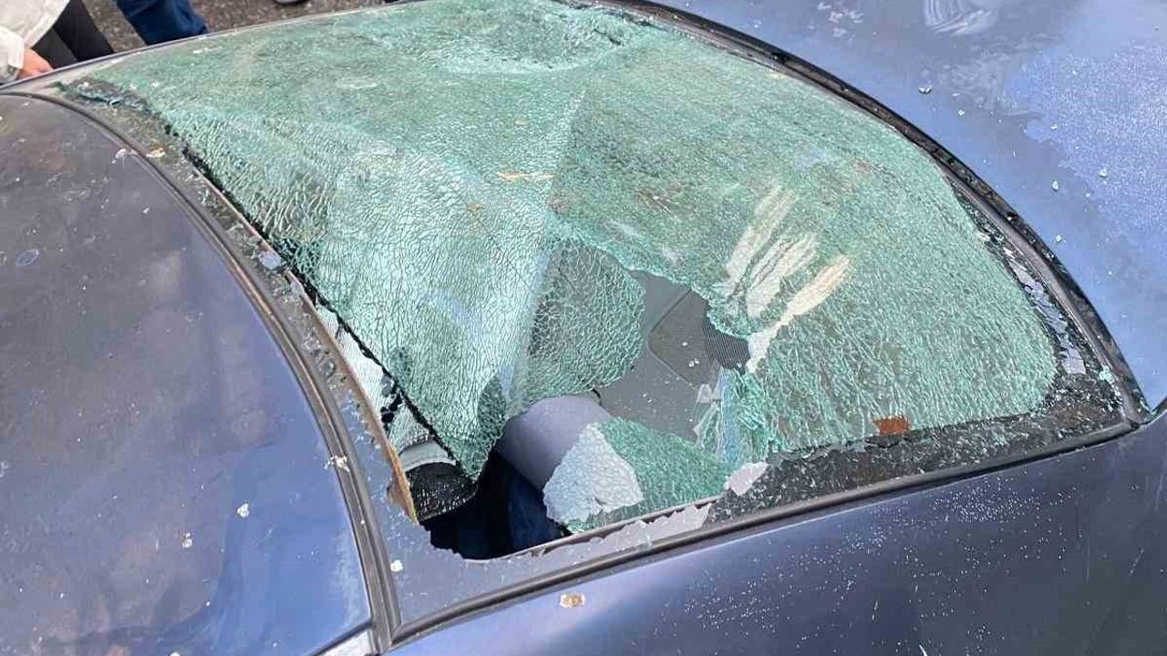 Efeler'de ticari araç kaldırıma çarpıp takla attı; sürücü yaralandı