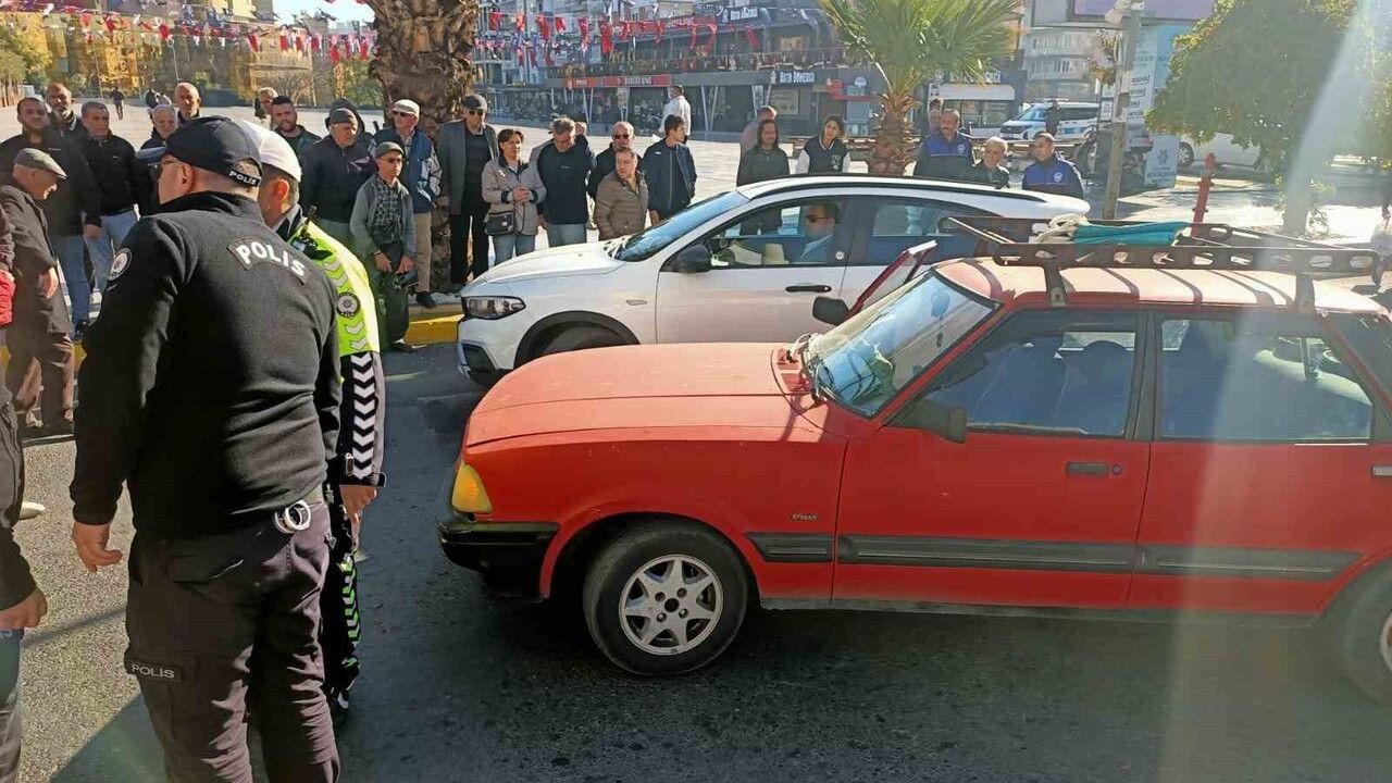 Efeler'de trafik kazası: Şoka giren 72 yaşındaki sürücü hastaneye kaldırıldı