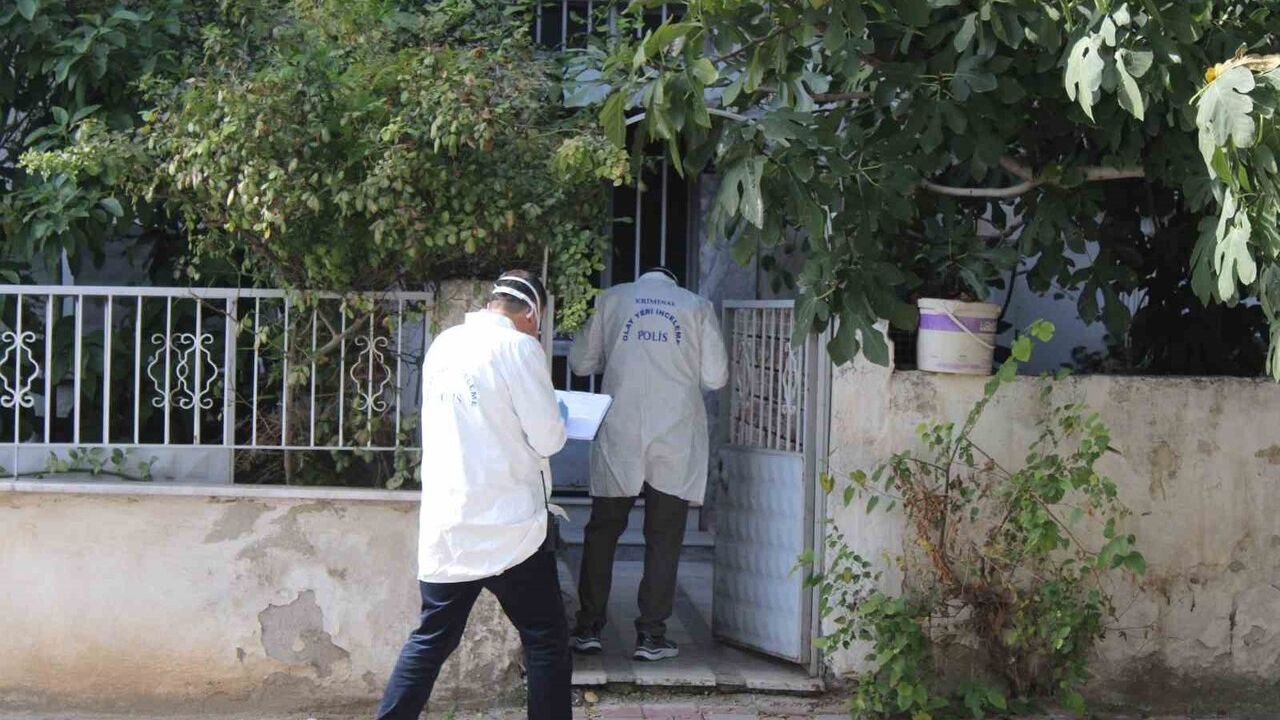 Efeler'de yalnız yaşayan 65 yaşındaki Erdal Soner evinde ölü bulundu