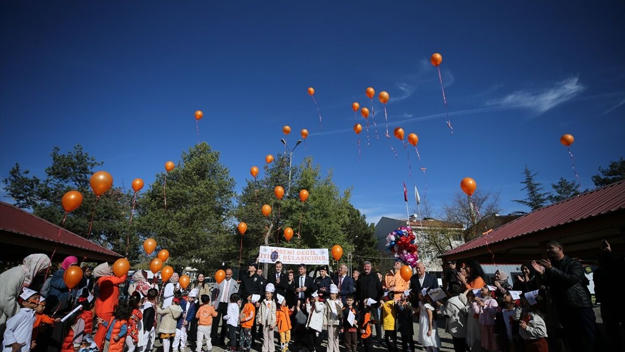 Eflani'de ana sınıfı öğrencileri lösemi farkındalığı için gökyüzüne balon bıraktı