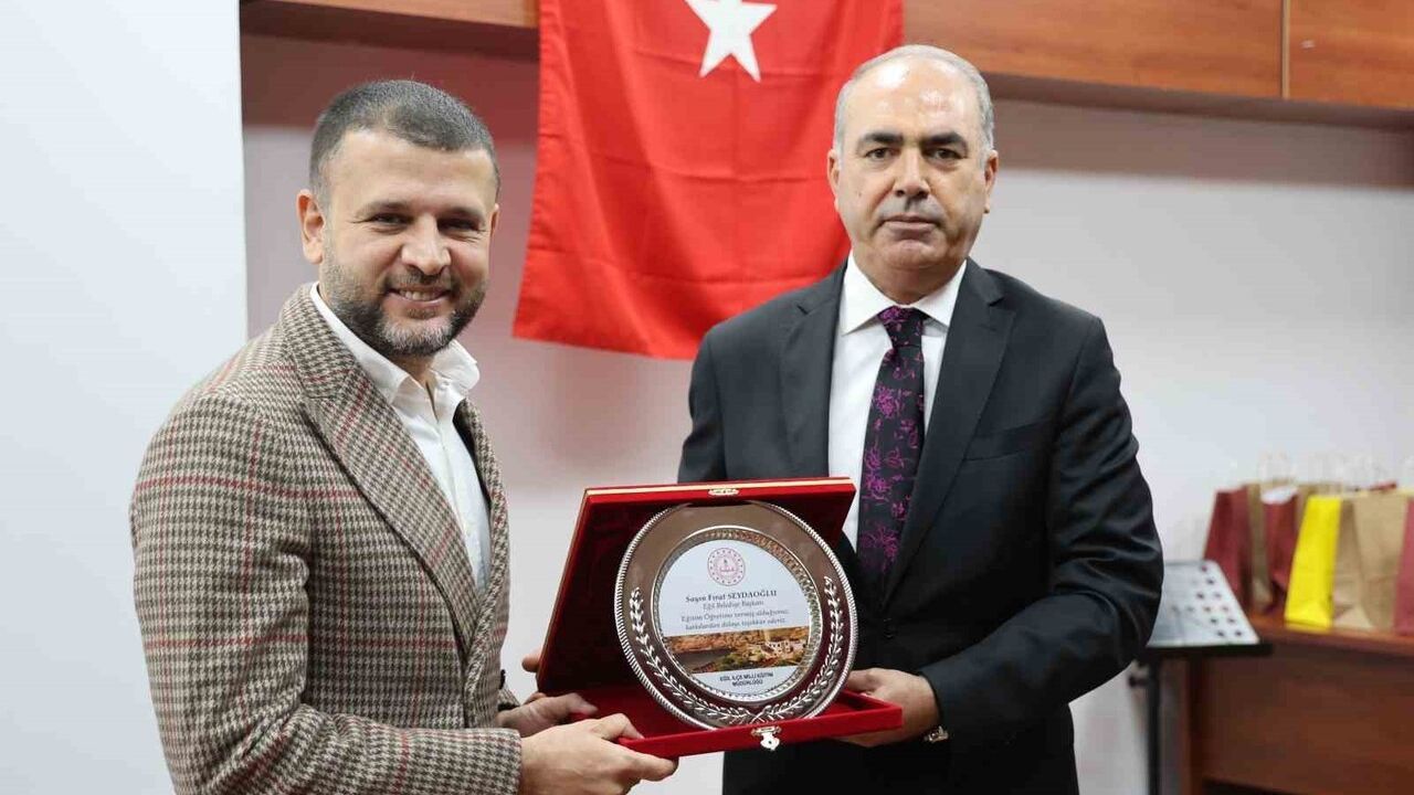 Eğil Belediyesi, 11. ve 12. Sınıf Öğrencilerine 'Etkili Sınav Hazırlıkları' Konferansı Düzenledi