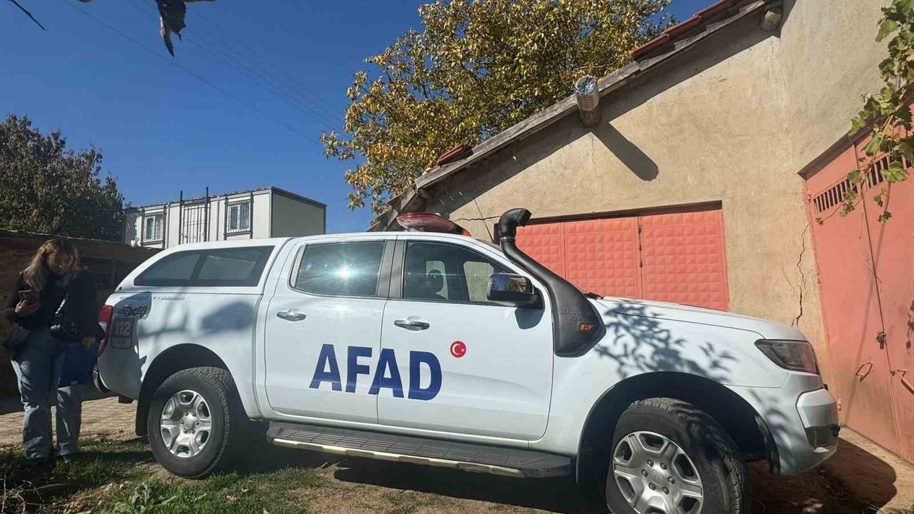 Eğirdir'de elma bahçesinde obruk ve duvar çatlakları; AFAD jeolojik inceleme başlatıyor