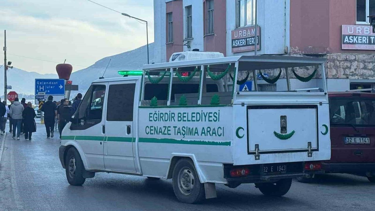 Eğirdir'de motosiklet kazasında hayatını kaybeden 22 yaşındaki Mert Candemir toprağa verildi