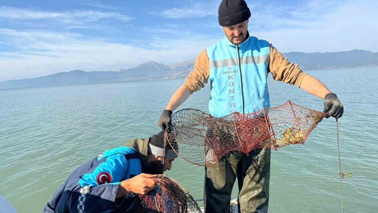 Eğirdir Gölü'nde 300 Kaçak Kerevit Pinteri Ele Geçirildi; Bir Balıkçıya Para Cezası